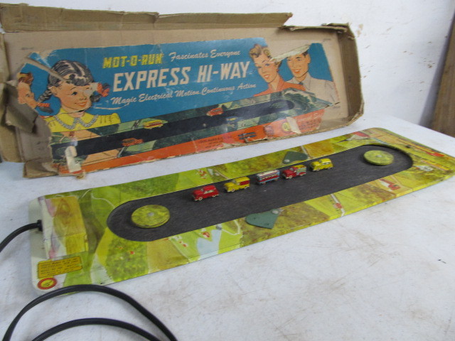 lot 98 image: 1949 MOT-O-RUN Express Hi-WayToy Set