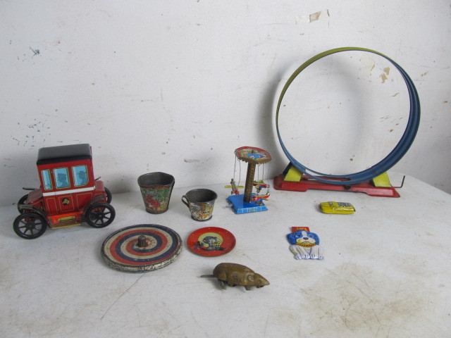 lot 132 image: Lot of Vintage Tin Toys