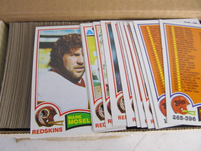 lot 8 image: 1982 TOPPS Football Card Set