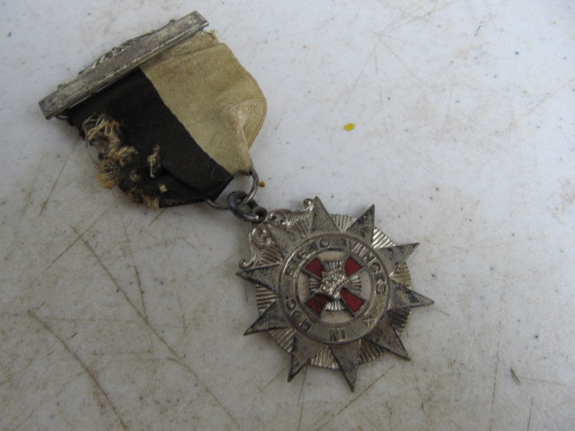 lot 136 image: Antique KNIGHTS TEMPLAR Medal