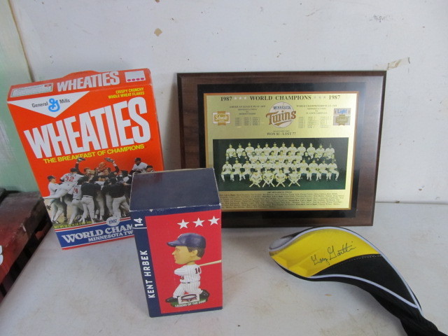 lot 157 image: Sports Memorabilia - Signed Gary Gaetti Head Cover