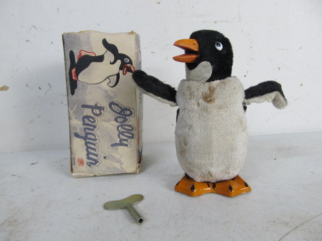 lot 162 image: Vintage Japanese JOLLY PENGUIN Wind Up Toy wBox