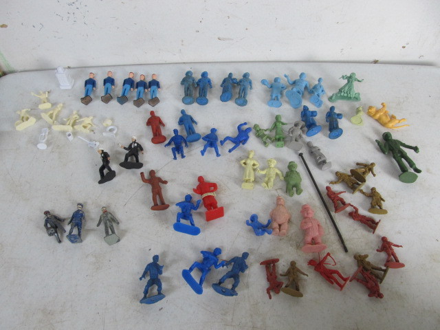 lot 172 image: Large Lot of Vintage Plastic Toy Figures
