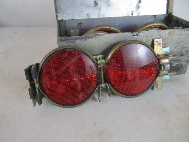 lot 186 image: Vintage INTERNATIONAL HARVESTER Reflector Flare Set wCase