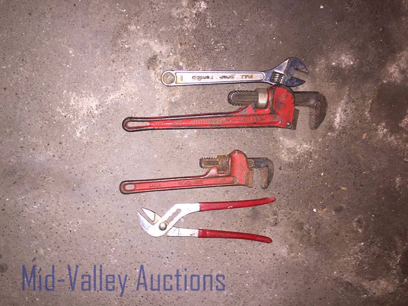 Pipe wrenches