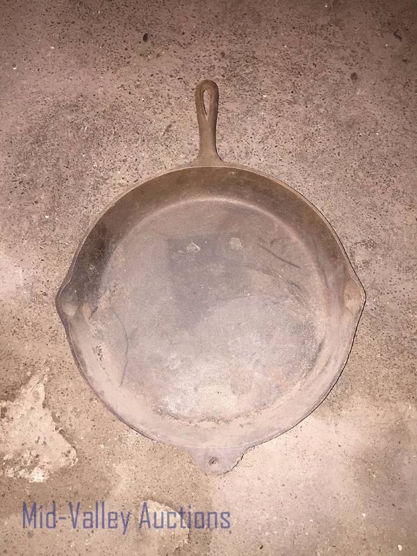 Cast iron pan