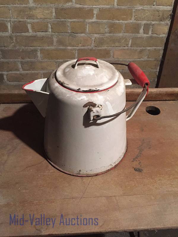 Porcelain pot