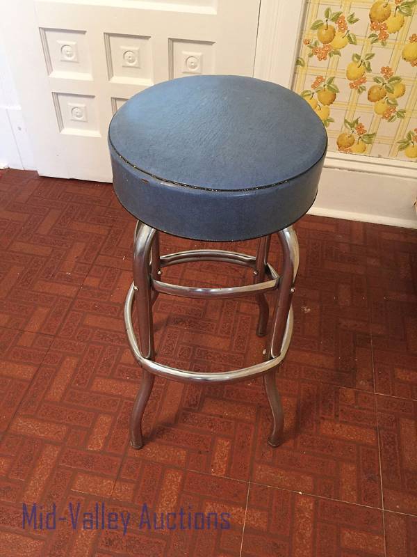 Swivel bar stool