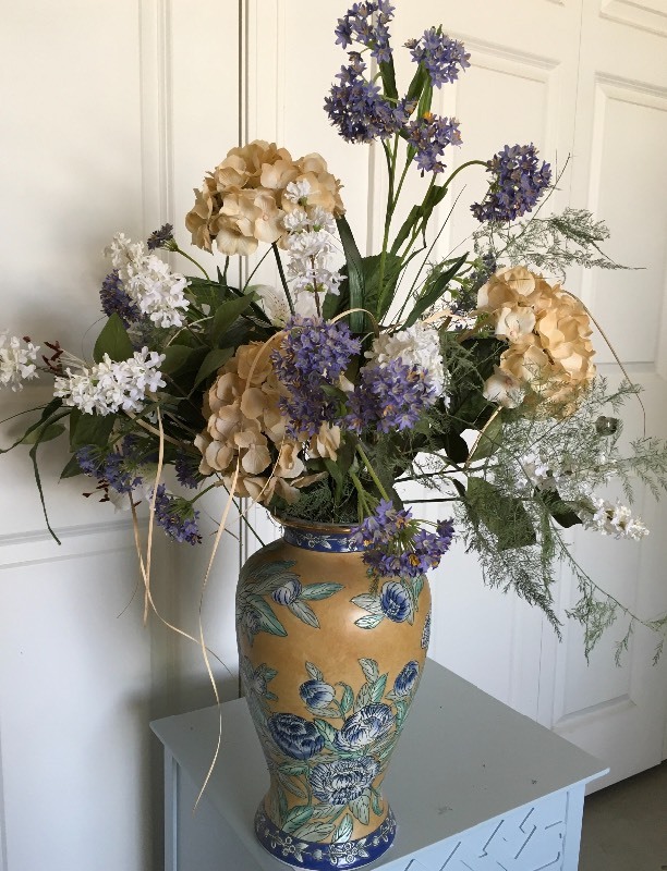 lot 15 image: DECORATIVE VASE WITH SILK FLOWERS