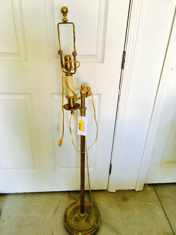 lot 5 image: SOLID BRASS  ANTIQUE FLOOR LAMP