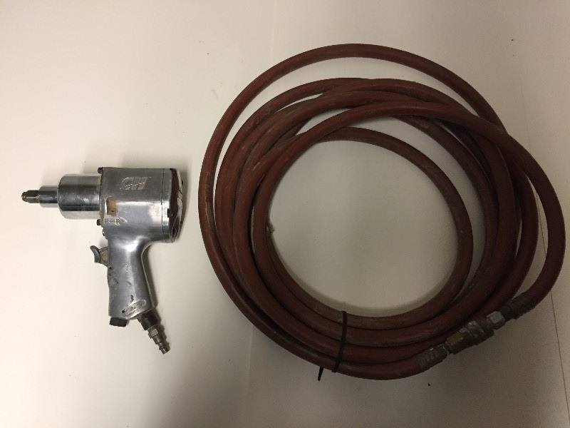 lot 26 image: 12 Pin Clutch Impact Wrench & Hose