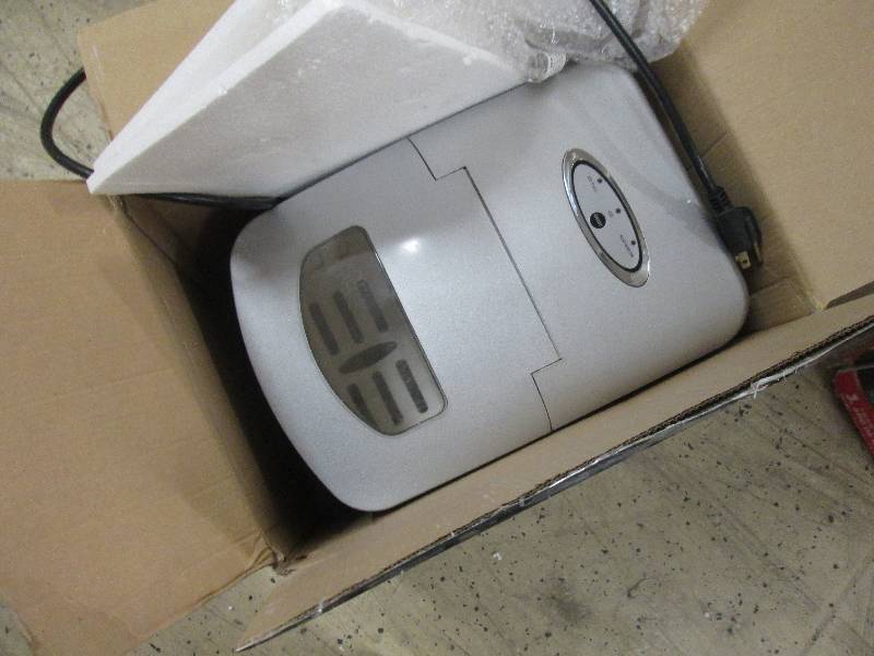 lot 14 image: Ginnys Brand Ice Maker open box,us...