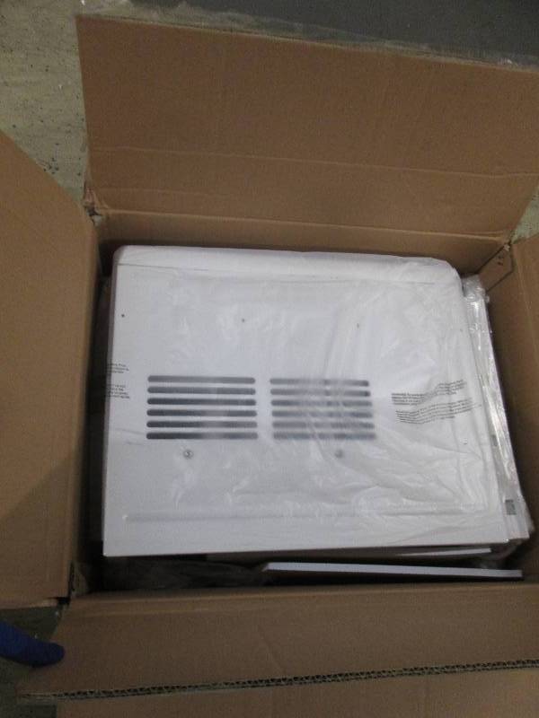 lot 91 image: 6,000 BTU Window Air Condidtioner b...