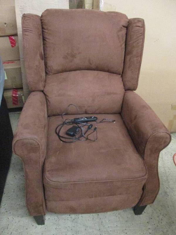 lot 142 image: Heated Massage Wingback Recliner op...
