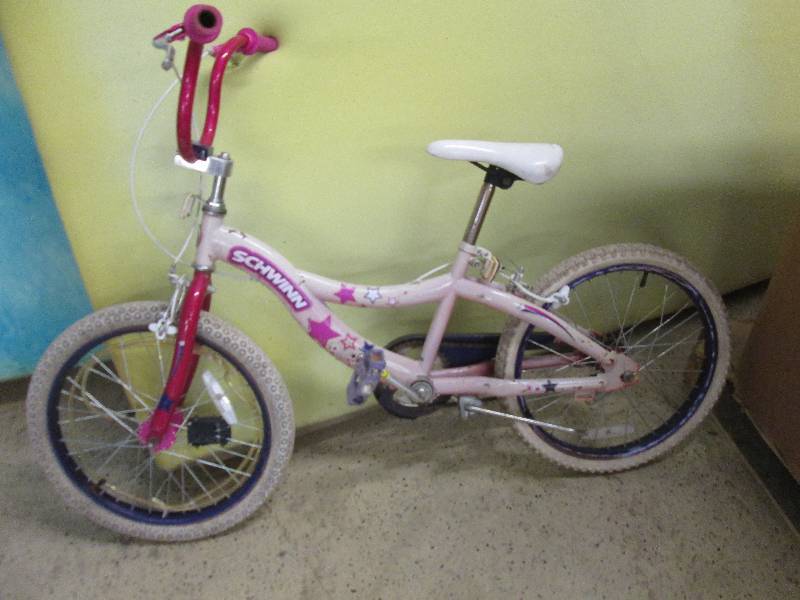 lot 48 image: Girls 20 inch Schwinn Bike, kicksta...