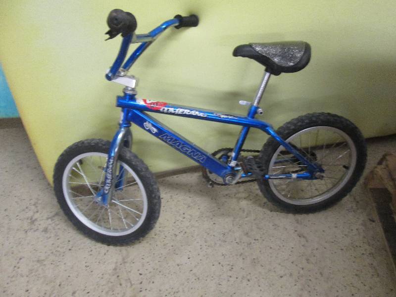 lot 49 image: Magna 16 inch BMX Bike...