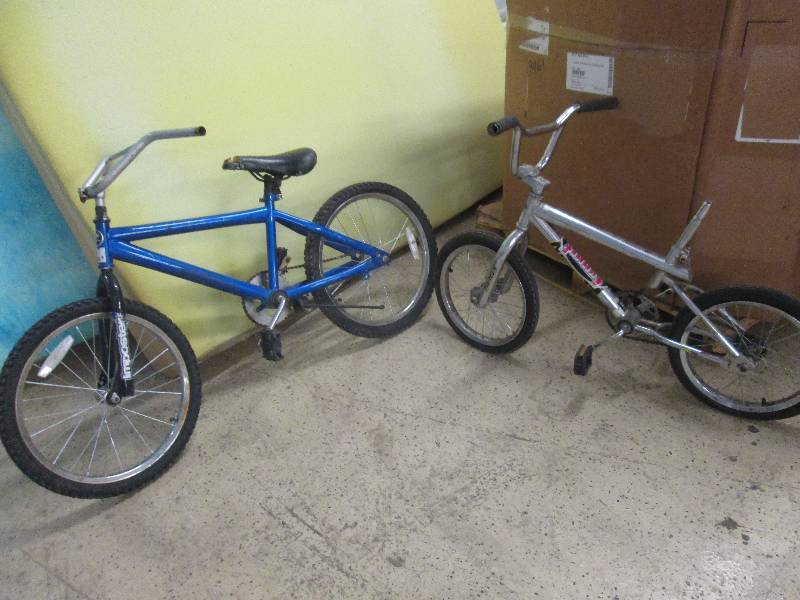 lot 51 image: Lot of 2 Kids Bikes, 16 & 20 inch...