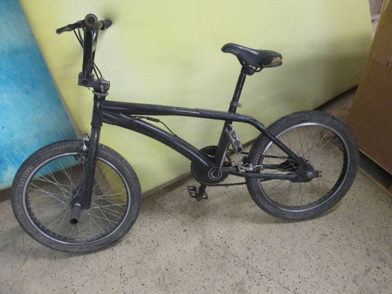 lot 52 image: Black 20 inch Kids Bicycle...