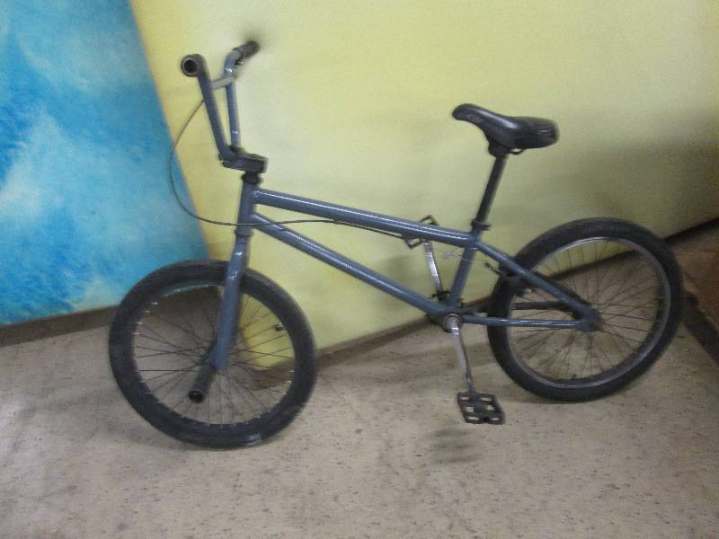 lot 53 image: Grey 20 inch Kids Bicycle...