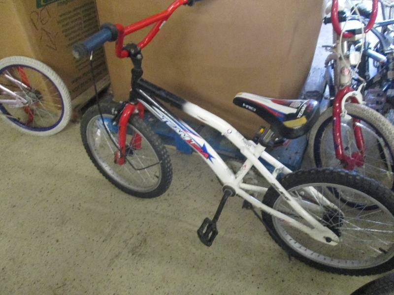 lot 55 image: Team USA 20 inch Bike loose cable...