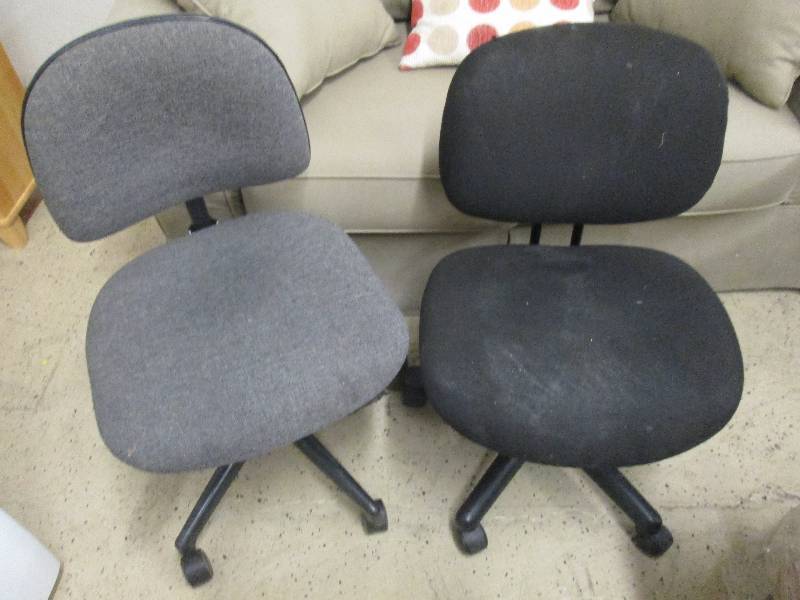 lot 122 image: Lot of 2 Office Chairs...