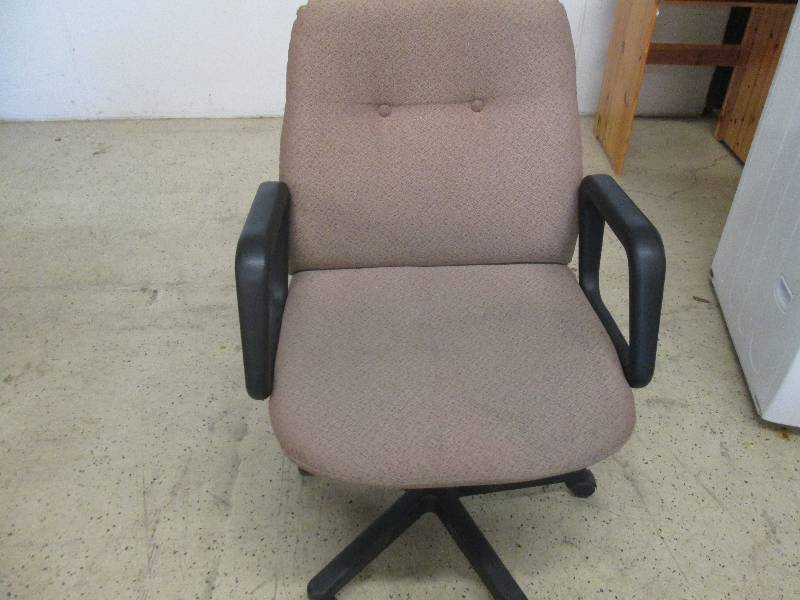 lot 123 image: Adjustable Office Chair...