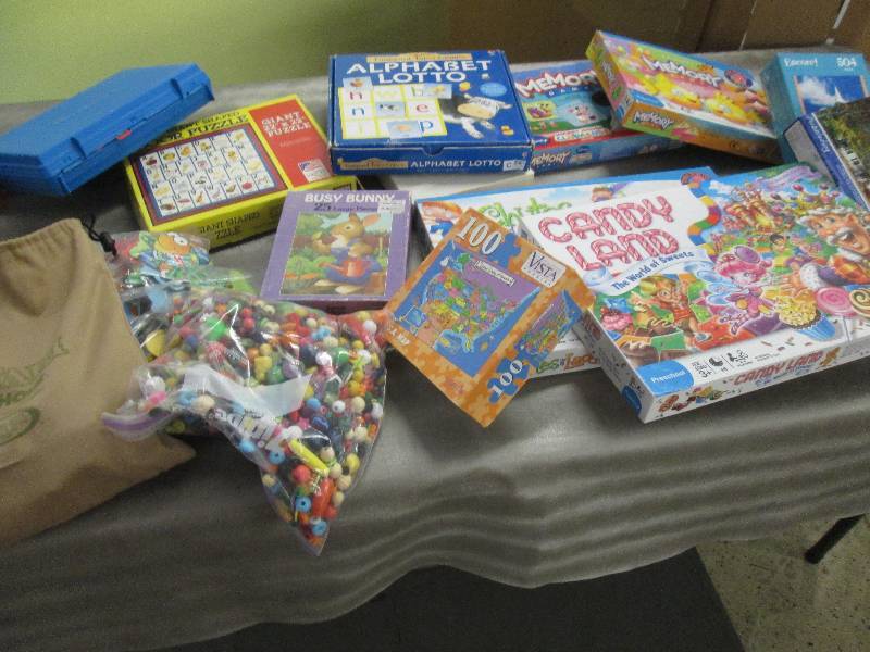 lot 160 image: Box of Educational Games & Puzzles,...