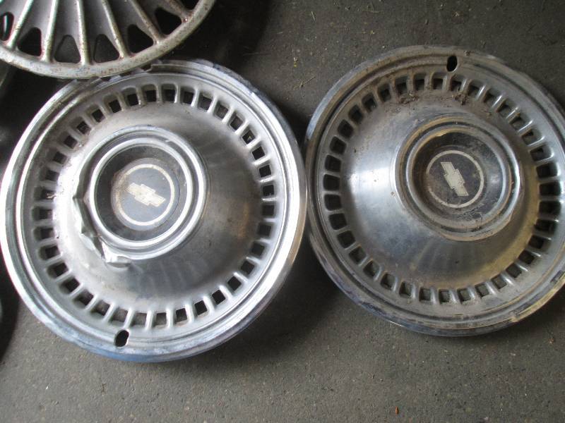 lot 7 image: Lot of 2 Chevrolet Hubcaps...