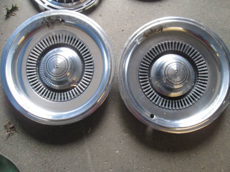 lot 5 image: Lot of 2 Hubcaps...