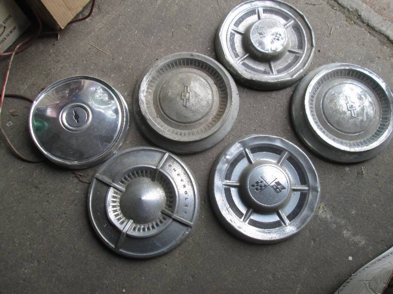lot 10 image: Lot of 6 Hubcaps...