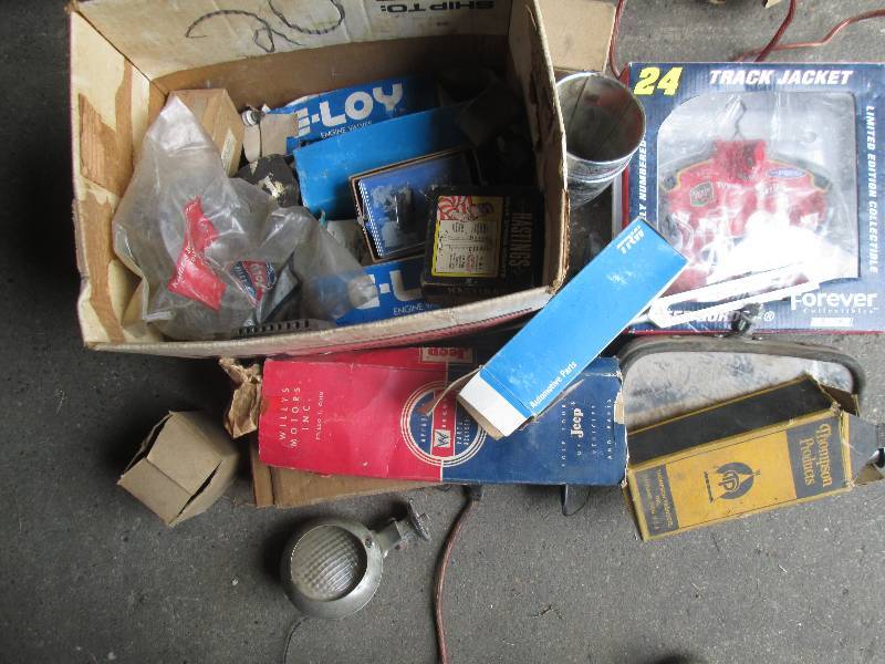 lot 18 image: Automotive Parts & Nascar Collectab...