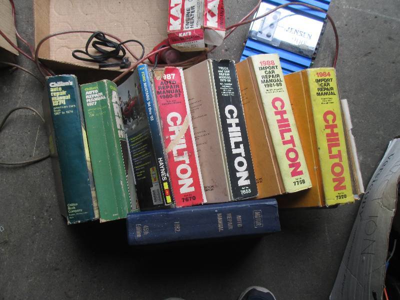 lot 19 image: Car Repair Manuals, Jensen 200, Eng...