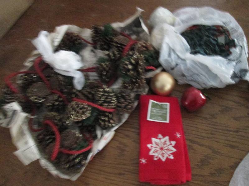 lot 40 image: Assorted Christmas Dcor...