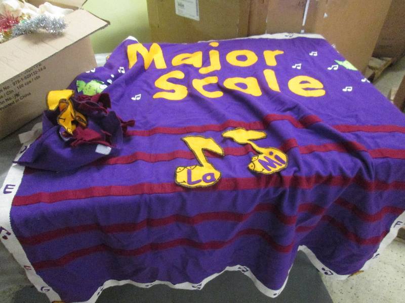 lot 178 image: Music Velcro Teaching Banner, Garla...