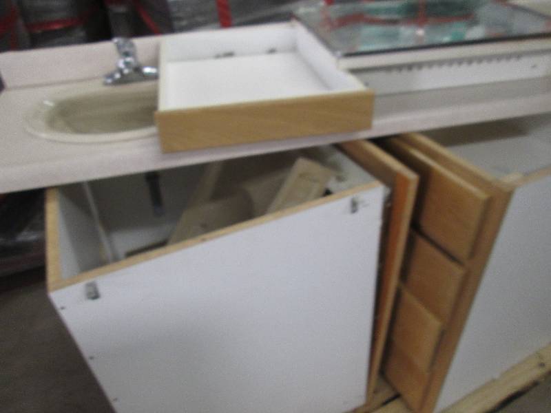 lot 198 image: MultiPiece Bathroom FixturesCabine...