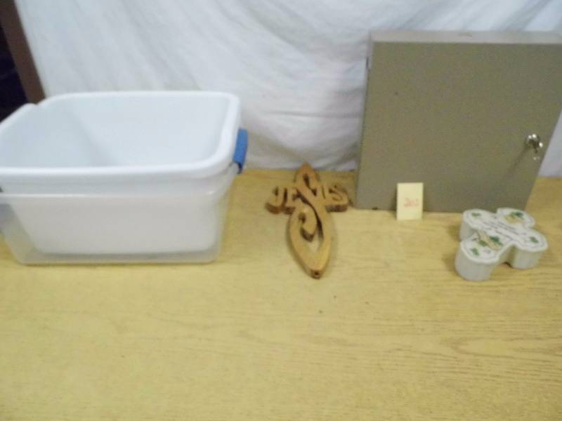 Locking cabinet w Key - Totes