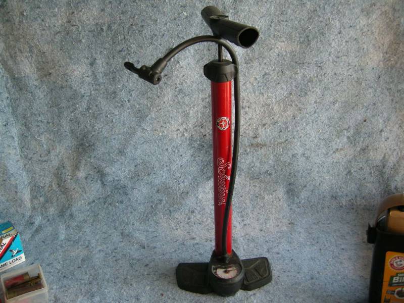 lot 28 image: Schwinn Tire Pump
