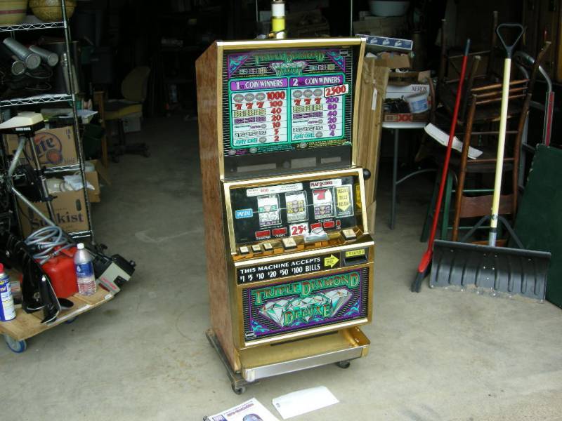 lot 2 image: IGT Triple Diamond Deluxe 25c Slot Machine