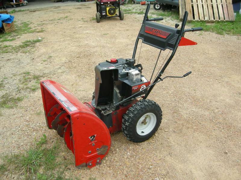 lot 5 image: MTD 826 Snowblower