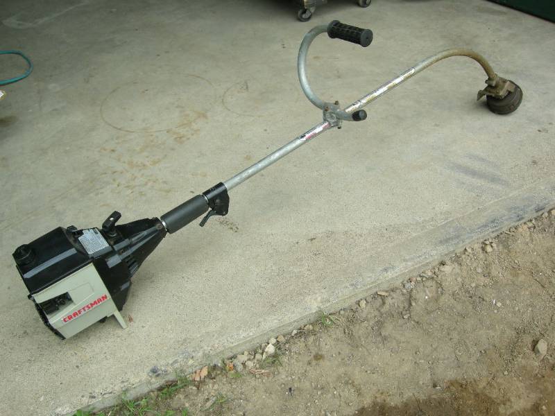 lot 9 image: Craftsman Gas Weed Whip