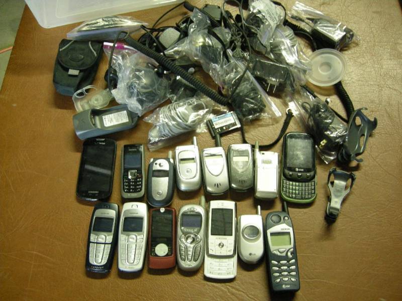 lot 57 image: Large Group Cell Phones