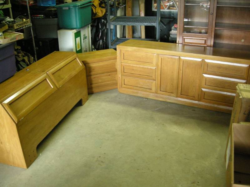 lot 15 image: 3 pc Oak Look Bedroom Set
