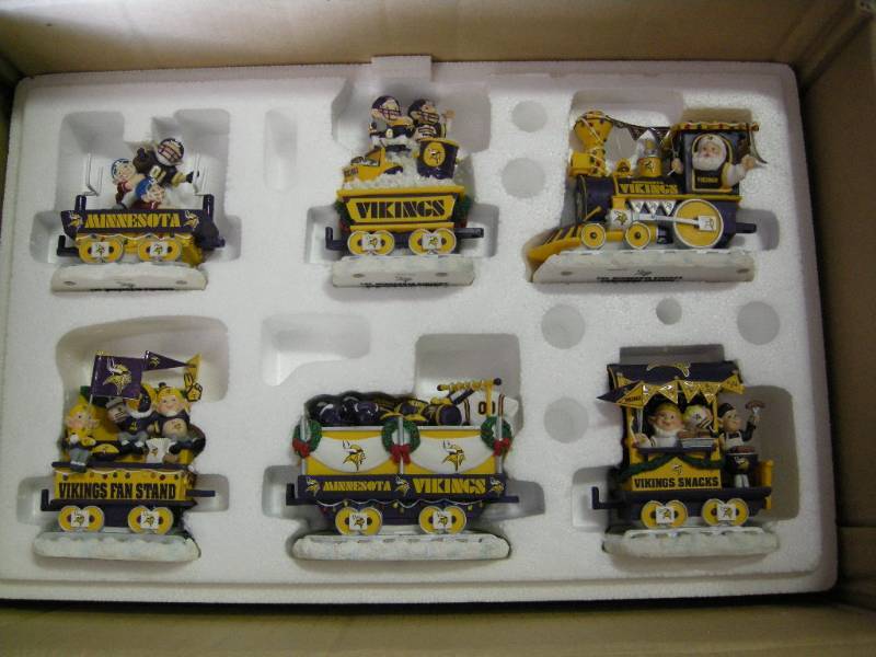 lot 74 image: MN Vikings Danbury Mint Christmas Train