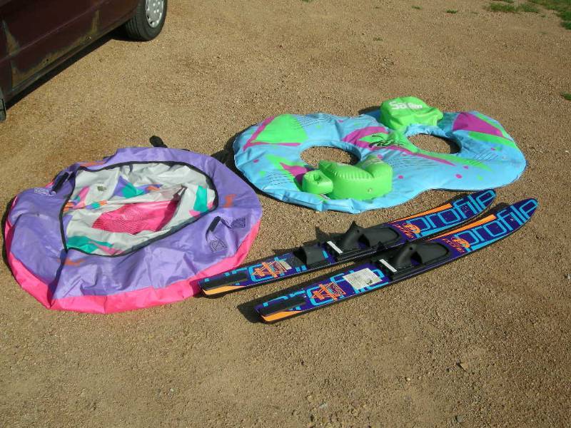 lot 46 image: Waterskis and Pull Behinds