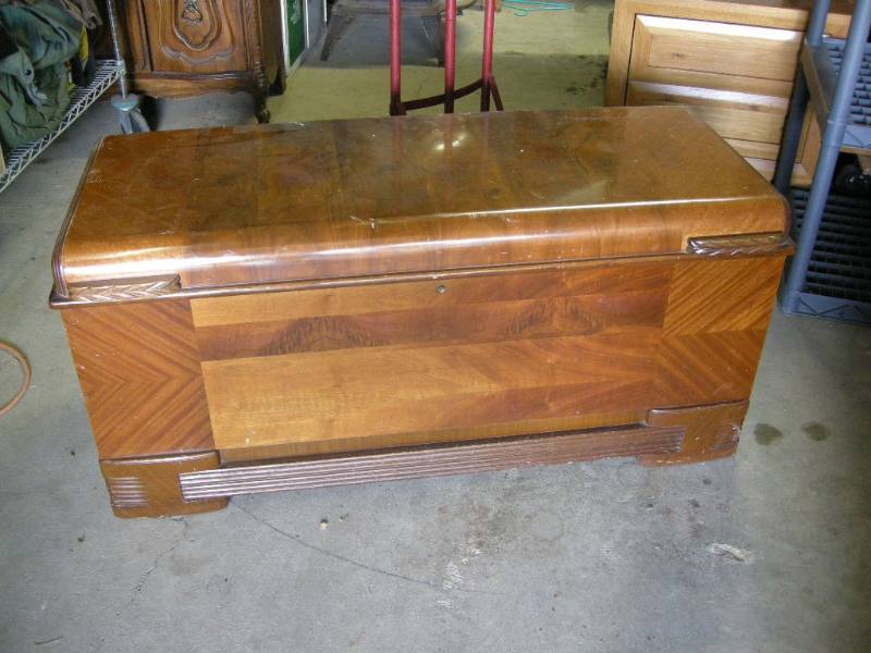 lot 16 image: Vintage Cedar Chest
