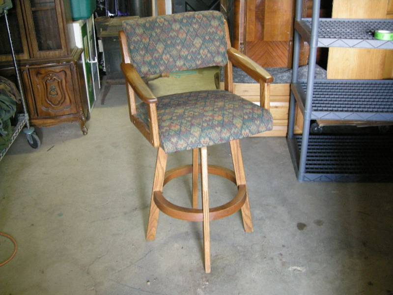 lot 17 image: Oak Bar Stool