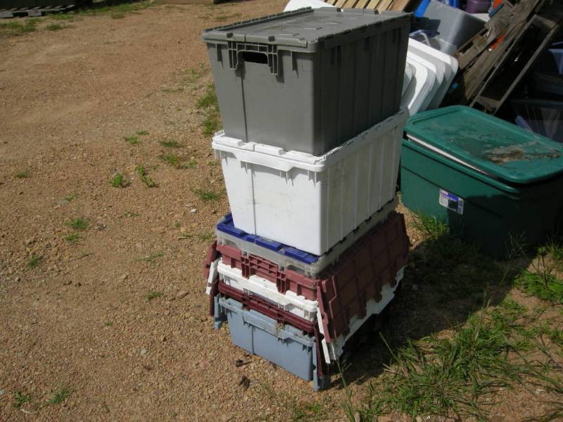 lot 100 image: 7 Butterfly Style Totes