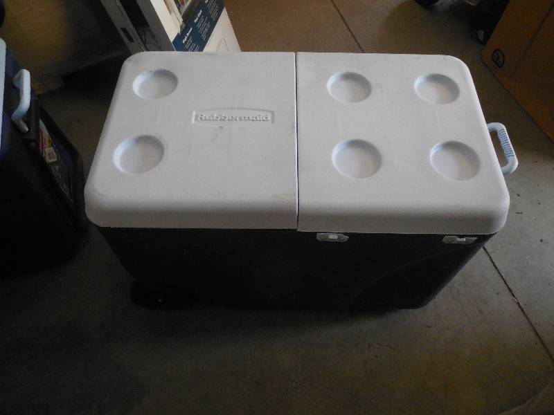Rubbermaid 75 qt. Blue Wheeled Cooler