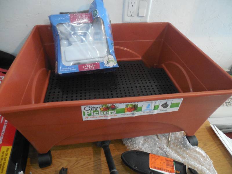 BOX LOT OF OF GARDEN ITEMS