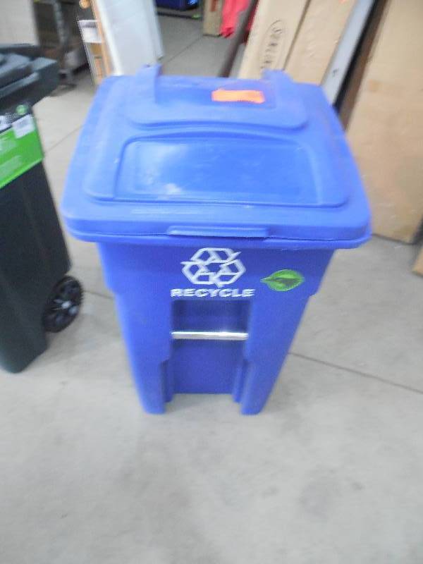 Toter 32 Gal. Rollout Recycling Container with Attached Lid